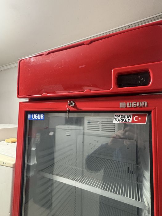 Продам витринный холодильник