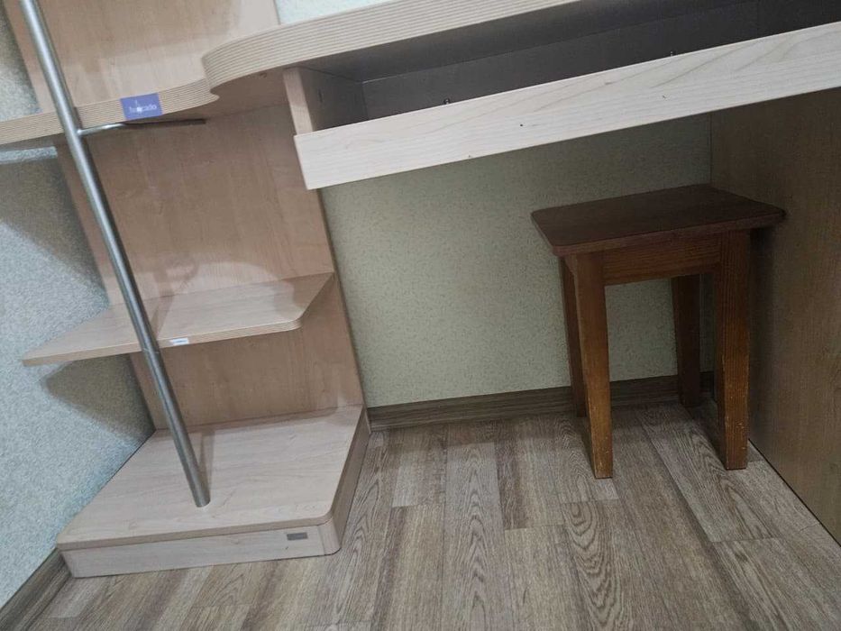 Продам письменный стол с полкой