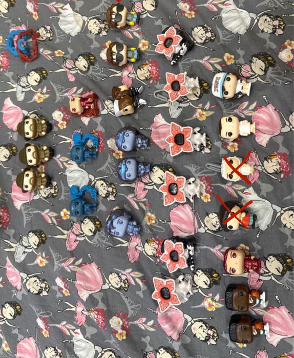 Продаю фигурки очень страные дела kinder joy