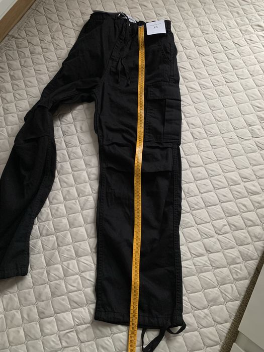 Pantaloni Bershka tip parachute cu buzunare, mărimea XS
