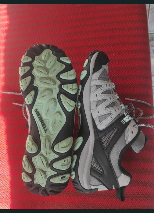 Adidași foarte comozi foarte ușori și foarte practici. 
Numărul 41.