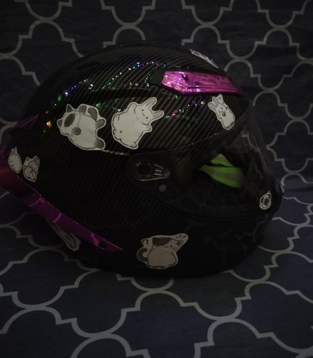 Шлем с наклейками