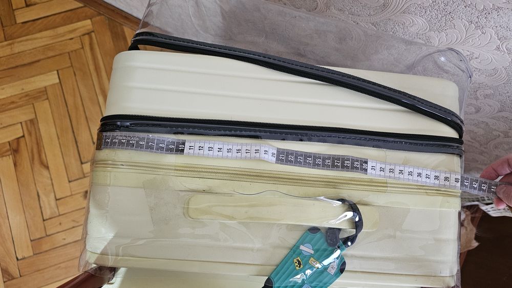 Чемодан с чехлом