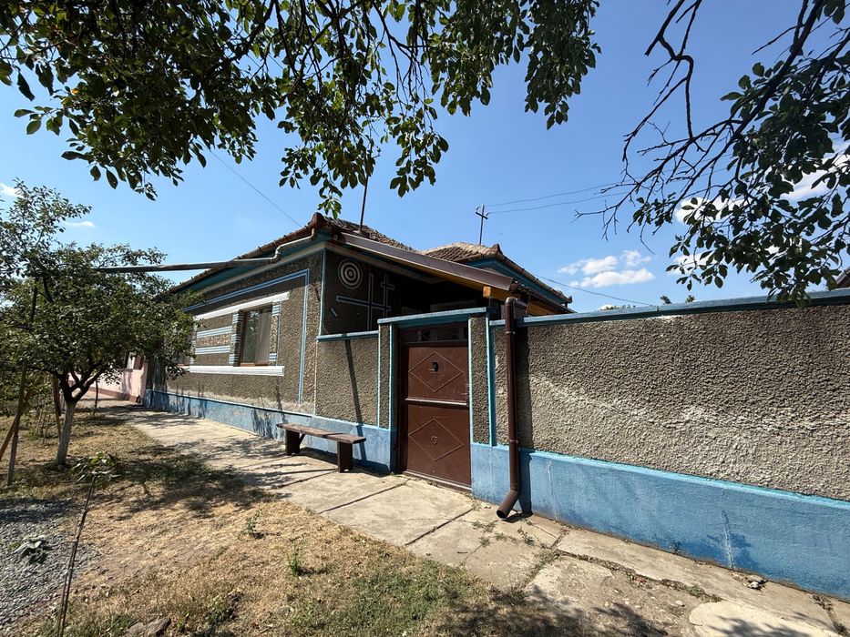 Vând două case una mică și una mare