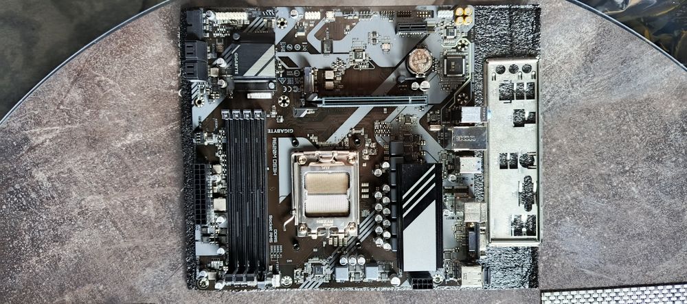 Продам материнскую плату Gigabyte A620M DS3H