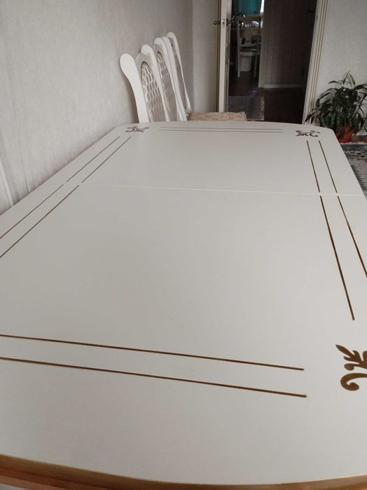 Продаю стол для гостинной