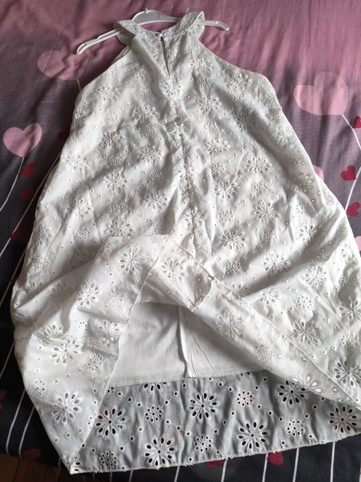 Бяла дантелена рокля