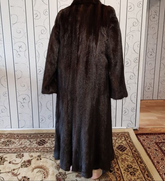 Норковая шуба короткая.