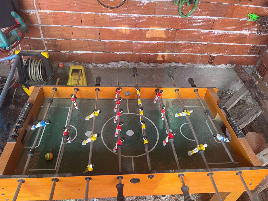 Беляртна маса тенис на маса и джаги