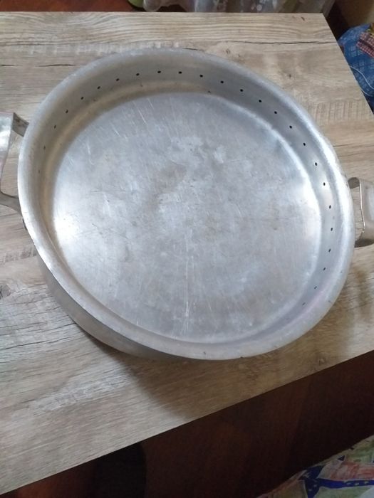 Аллюминивая кастрюля.