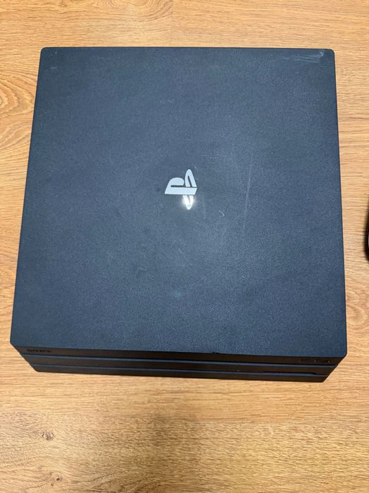 Vând ps4 pro cu un controller original și 3 jocuri