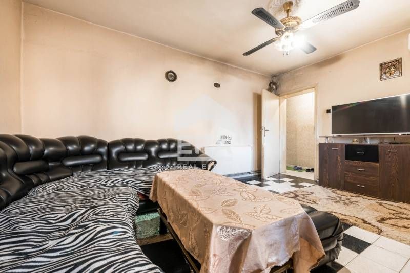 Тристаен, ексклузивен, обзаведен апартамент за продажба, с гараж и маз