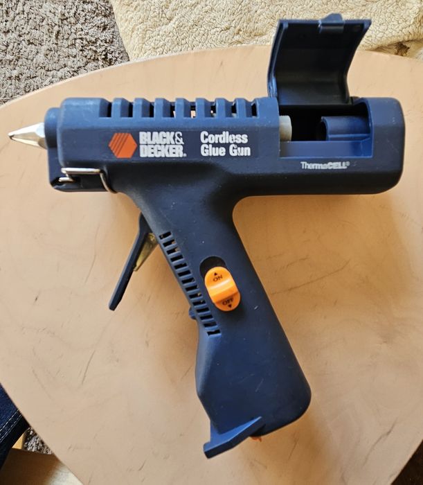 Black&Decker пистолет за силикон