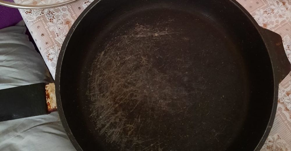 Продам 5 эмалированных чашек, сковородки