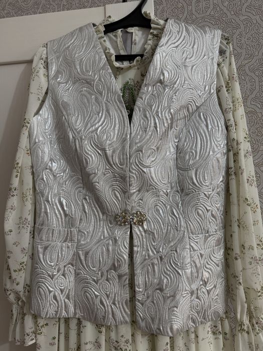 Продам платье с  кажекей  новое