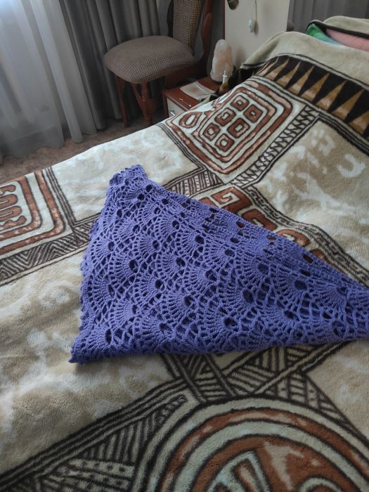 Платок бактус вязаный