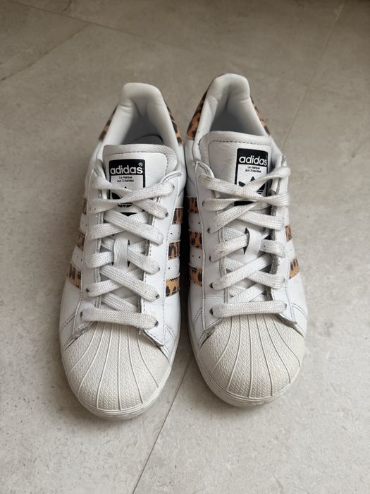 Суичър и маратонки, Adidas