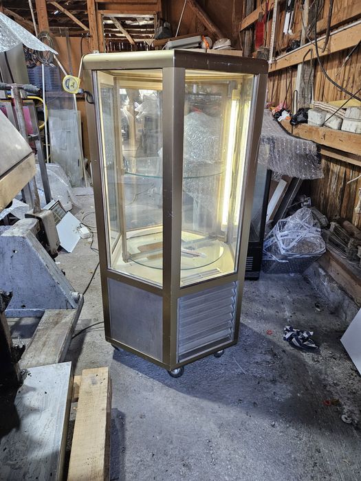 Хладилна Витрина за Торти и сладкарски изделия Въртяща се на 4 нива ше