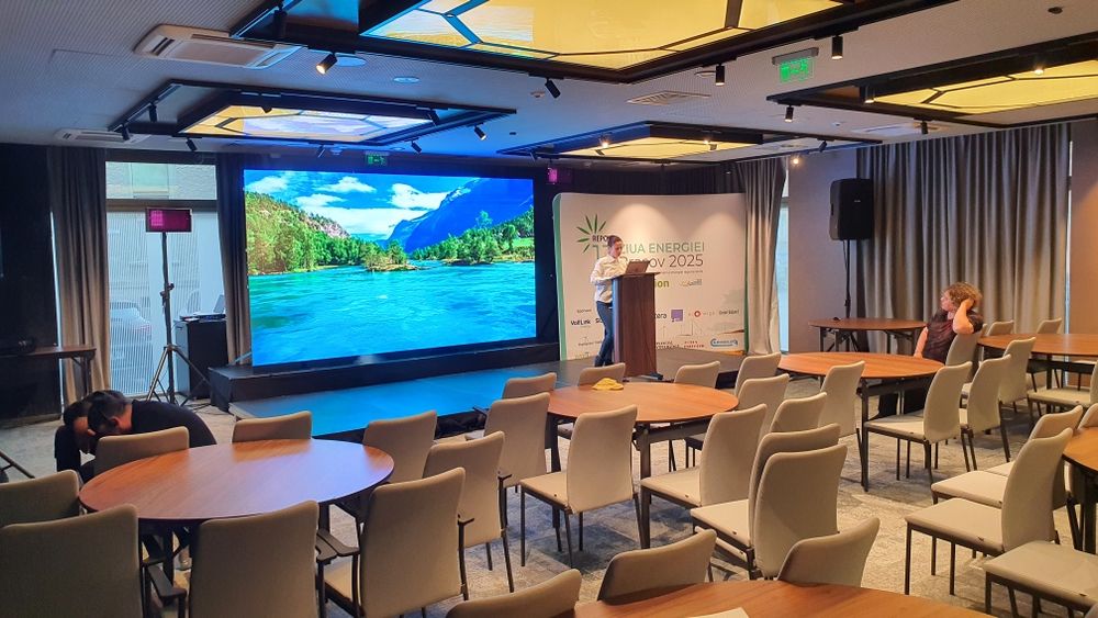 Dj-MC, scena, podium, ecran led, sonorizare, schela de lumini, glob