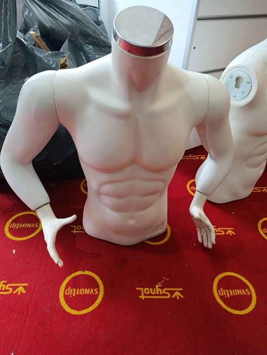 Vand obiecte pentru magazin de haine