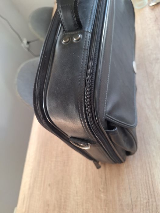 Кожена чанта за лаптоп