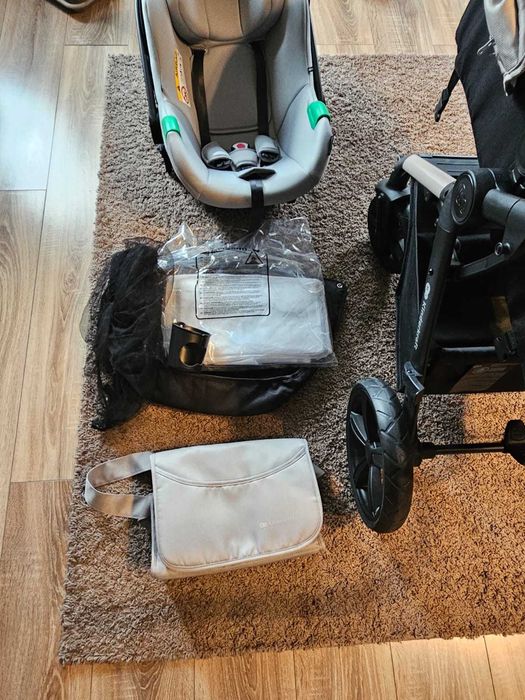 Vând : carucior, landou, scoică plus pătuț!