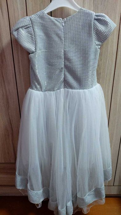 Продам платья на девочку.