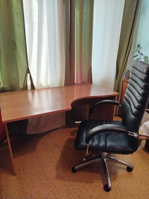 Офисное кресло и стол