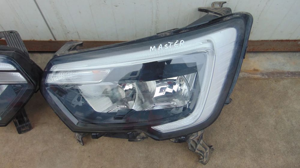 Faruri stanga/dreapta Renault Master 4 an 2022 cod 260607867R