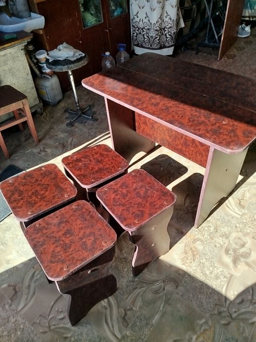 Четыре стула и стол