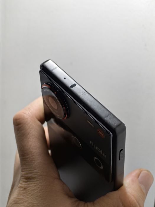 ZTE Nubia Z70 Ultra 12/256 Gb sotiladi