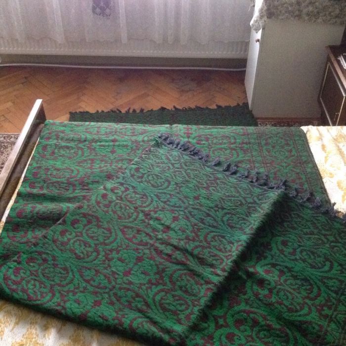 Вълнени килими, фабрично тъкани.