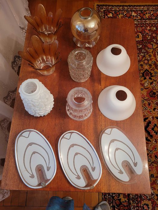 Плафоны разные для люстры.