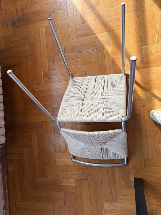 метален стол със плетена облегалка и седалка с естествен материал ,сив