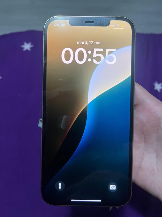 Vand IPhone 12 Pro Max Gold 256 GB si 2 Huse cadou
