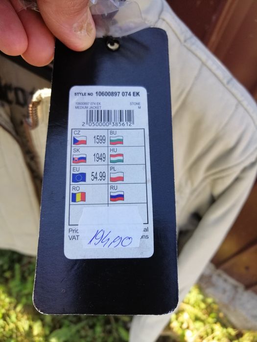 Vând geacă nouă cu etichetă