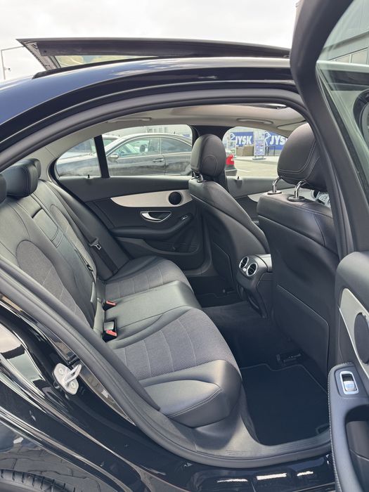 Proprietar vand Mercedes C Class 200 benzina 184cp