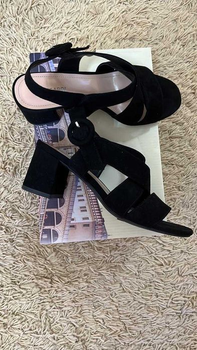 Босоножки чёрные