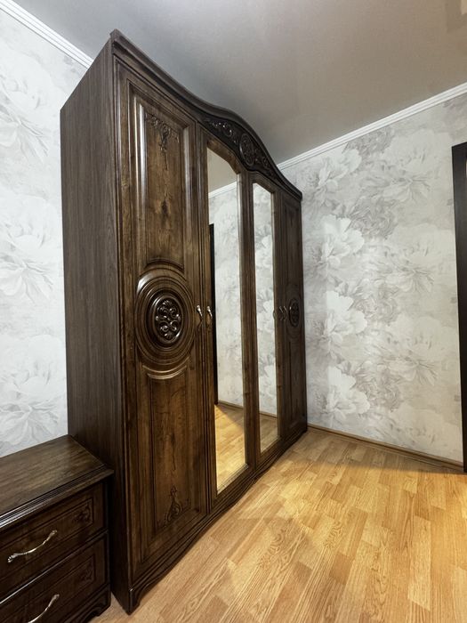 Продам спальный гаринитур Шкаф стнеку
