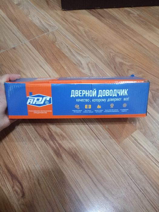 Дверной доводчик