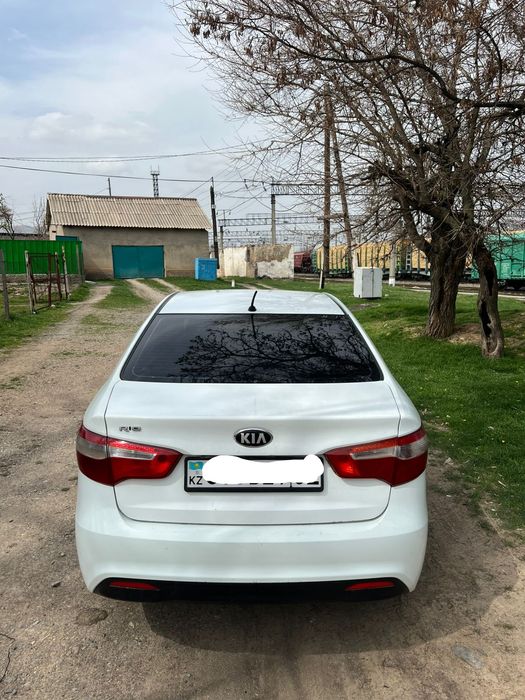 Автомобиль KIA RIO 2014 год