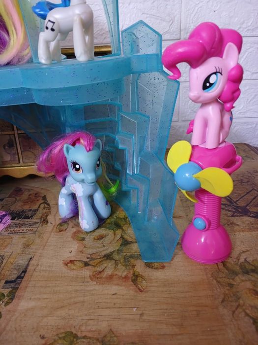 Домики для пони с пони.