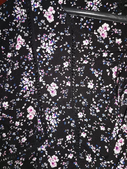 Bluza neagra cu imprimeu floral