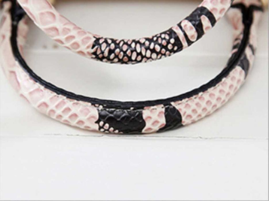 Дамска чанта с декорация от бяла змийска кожа