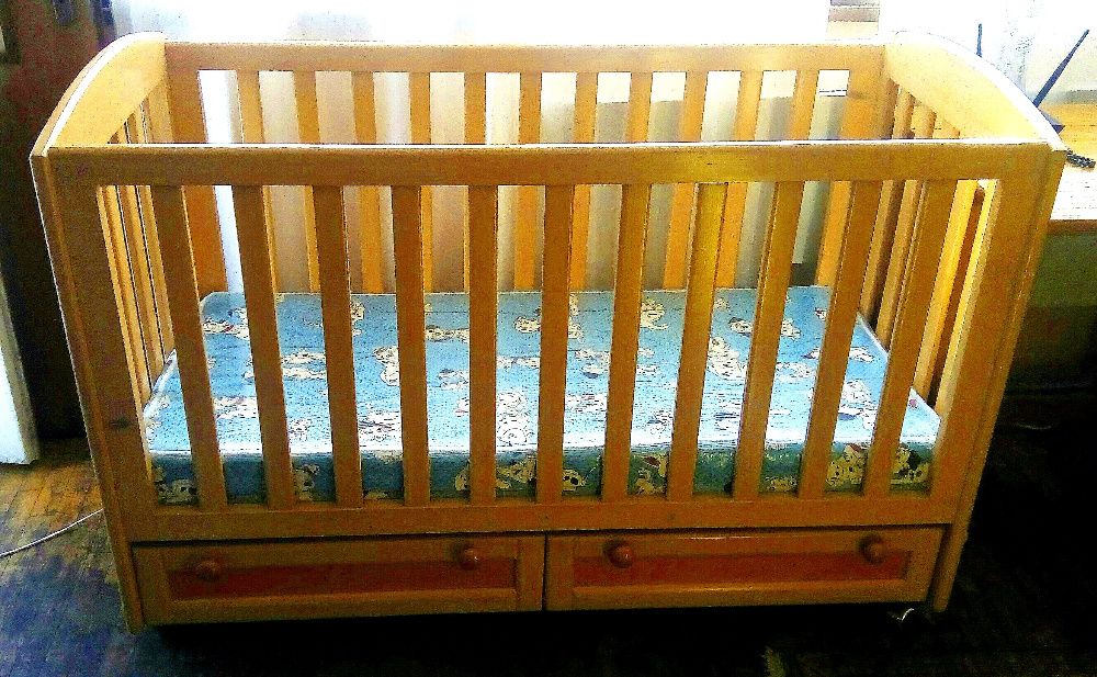 Детско легло от естествен материал