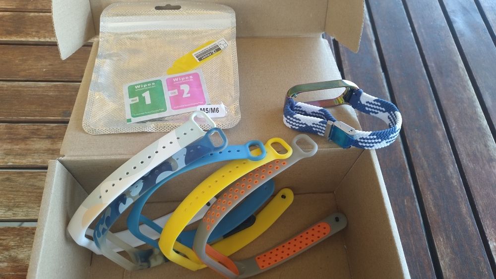 Каишки, верижки и протектор за смарт гривна Ми 5 или 6