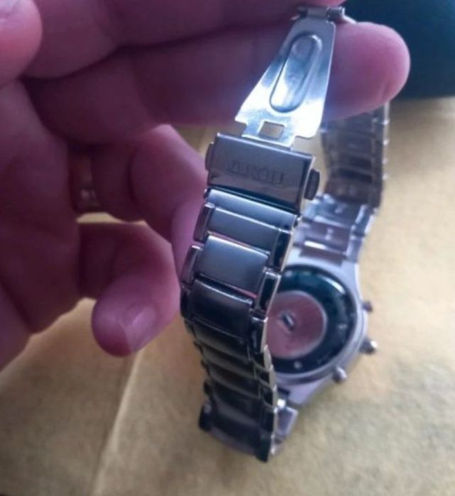 Ceas barbat NOU , cutie , necesita servisare baterii , ofer eu bateril