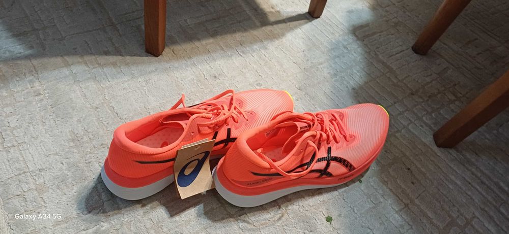 2 чифта нови маратонки