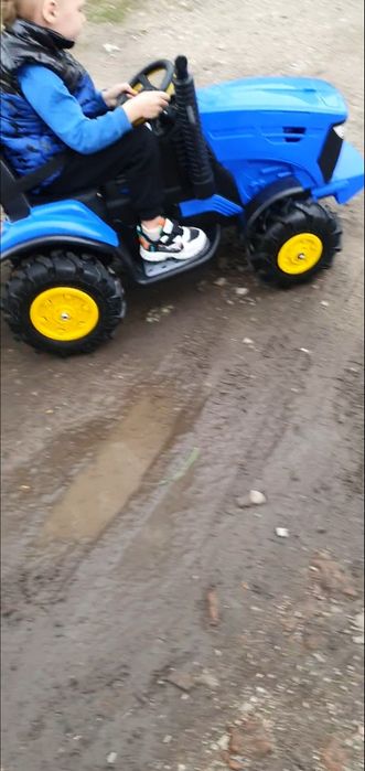 Синий трактор электрический с прицепом