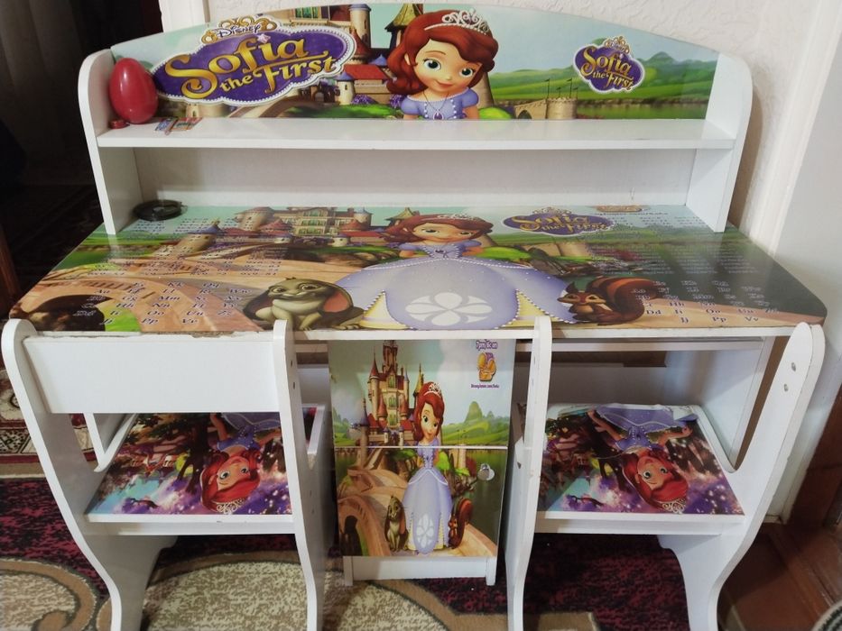 Qizlar uchun parta va shkaf